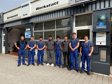 Neue Auszubildende von Autohaus Frisch vor der Werkstatt in Forstinning